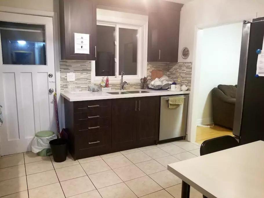 Private Rooms 5 Min Finch West Subway - York University Торонто Екстер'єр фото